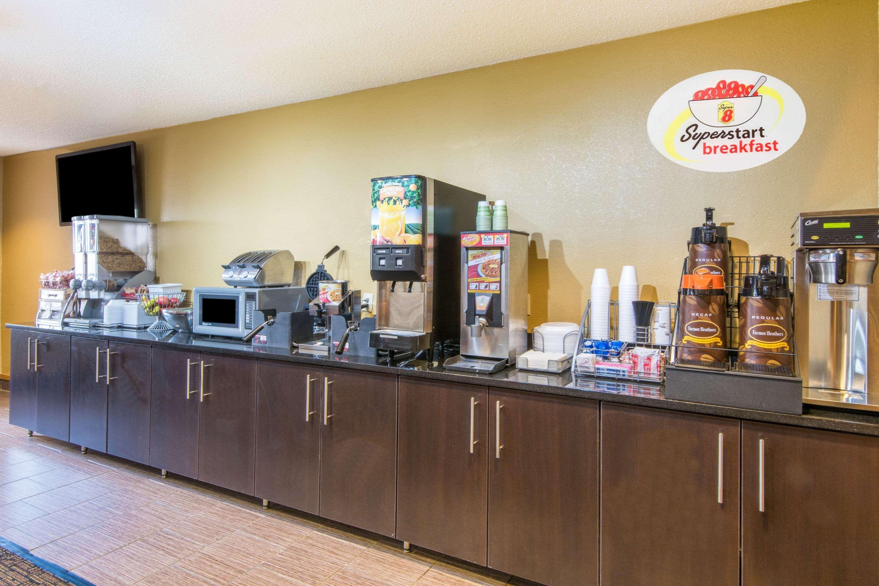 Super 8 By Wyndham Medina Hotel Exterior photo